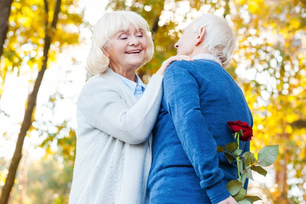 Lyckliga äldre par bindning till varandra — Stockfoto