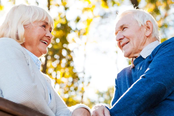 Feliz pareja de ancianos mirándose —  Fotos de Stock