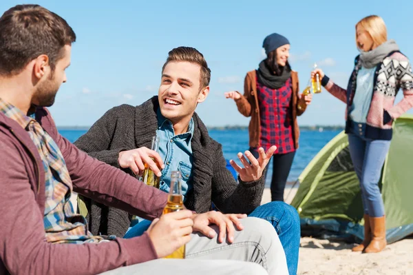 Folk dricker öl och pratar — Stockfoto