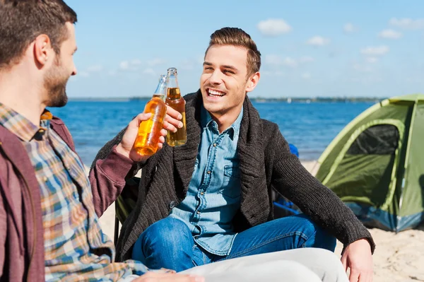 Hombres felices animando con cerveza — Foto de Stock