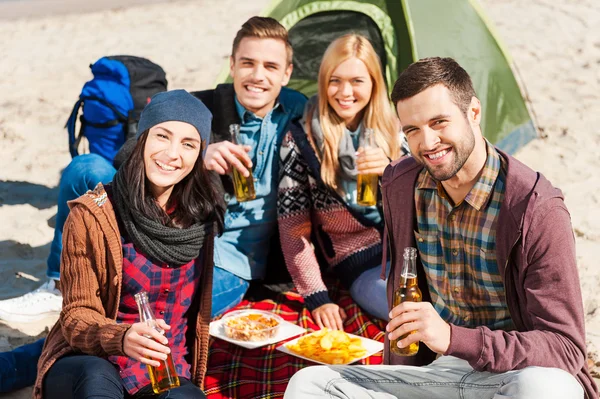 Cheerful people drinking beer and talking — Stock Photo, Image