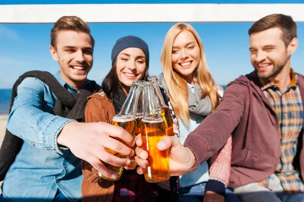 Fröhliche Menschen jubeln mit Bier — Stockfoto