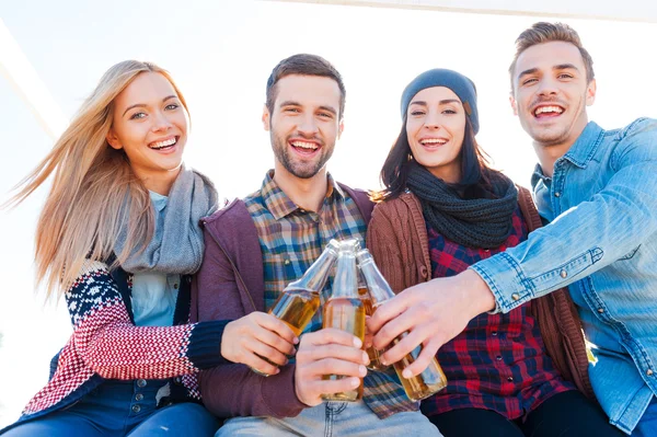 Gente feliz animando con cerveza — Foto de Stock