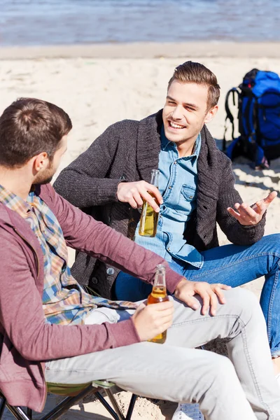 Giovani che bevono birra e parlano — Foto Stock