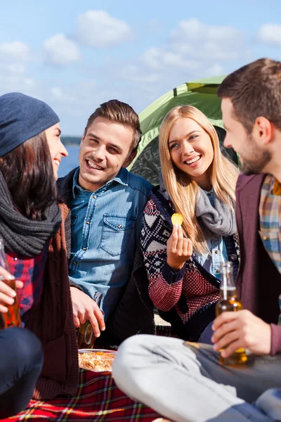 Glada människor dricka öl och prata — Stockfoto