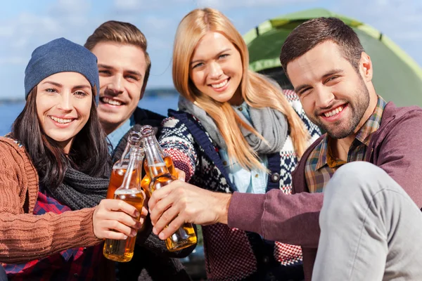 Gente felice che tifa per la birra — Foto Stock