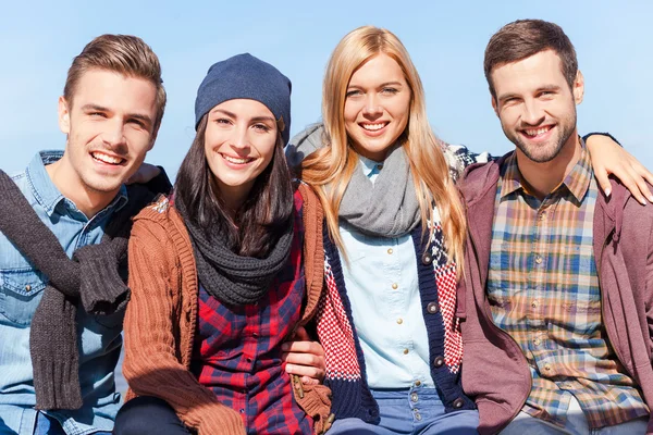 Glückliche Menschen, die miteinander verbunden sind — Stockfoto