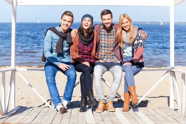 Des gens heureux assis sur la plage — Photo