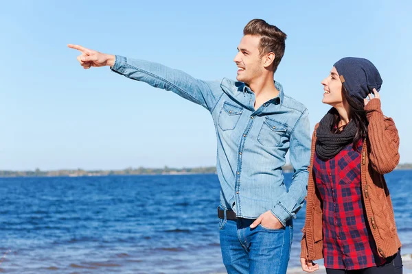 Ungt par promenader på stranden — Stockfoto