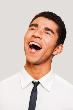 Afro-Amerikan erkek gömlek ve kravat açık ağızlı