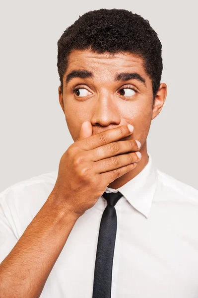 Αφρο-αμερικανικό άνθρωπος στη formalwear που καλύπτουν το στόμα με το χέρι — Φωτογραφία Αρχείου