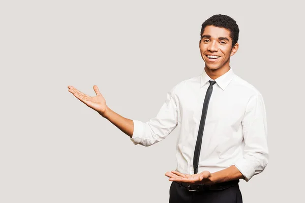 Sebevědomý mladý Afro-American muž v košili — Stock fotografie