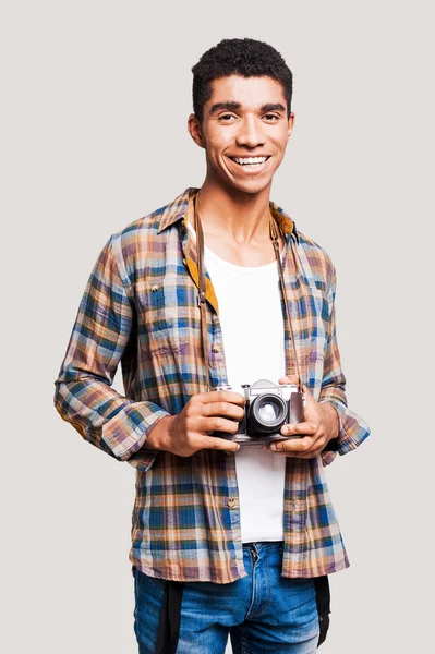 Jovem afro-americano homem segurando câmera — Fotografia de Stock
