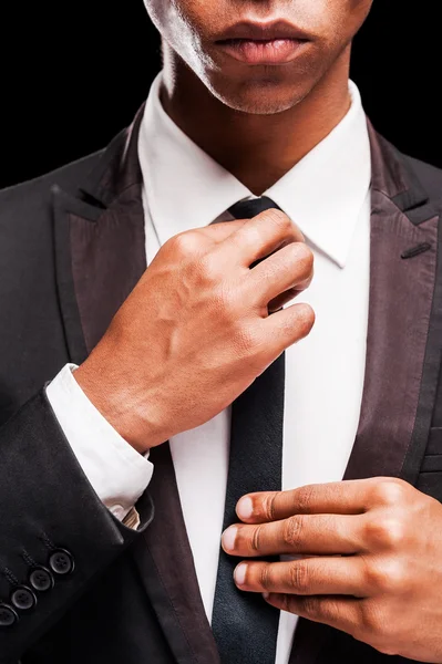 Afroamerikaner beim Anpassen seiner Krawatte — Stockfoto