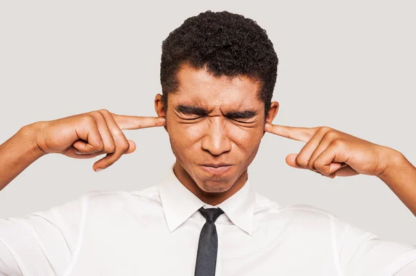 Afro-Amerikaanse man in formalwear inpluggen oren met zijn vinger Stockfoto