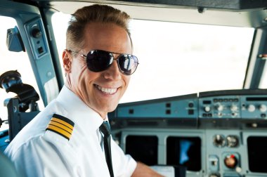 Erkek pilot kokpitte oturan