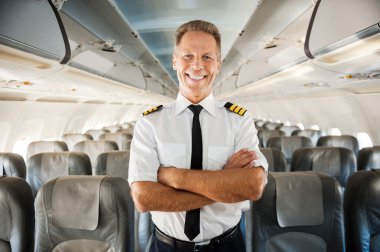 Pilot üniforması tutma kollarında geçti