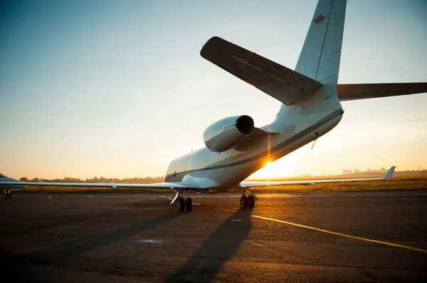 Flygplan lyfter från flygplatsen — Stockfoto