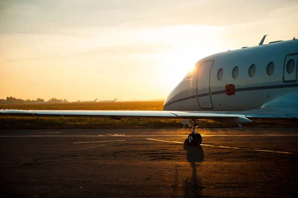 Flygplan lyfter från flygplatsen — Stockfoto