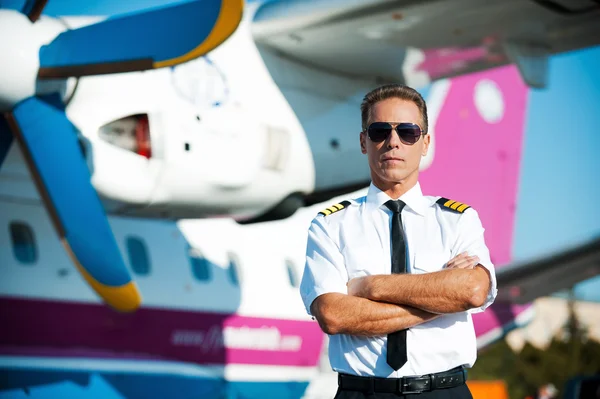 Pilot in uniform keeping arms crossed — Stock Photo, Image