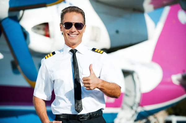 Pilot in uniform showing his thumb up — Stock Photo, Image