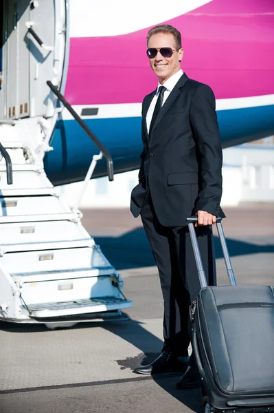 Empresario llevando maleta cerca de la entrada del avión —  Fotos de Stock