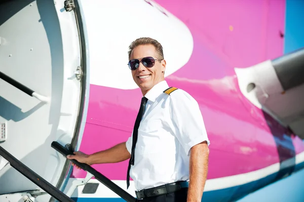 Säker manlig pilot i uniform — Stockfoto