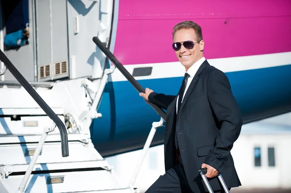 Uomo d'affari che sale di scala in aereo — Foto Stock