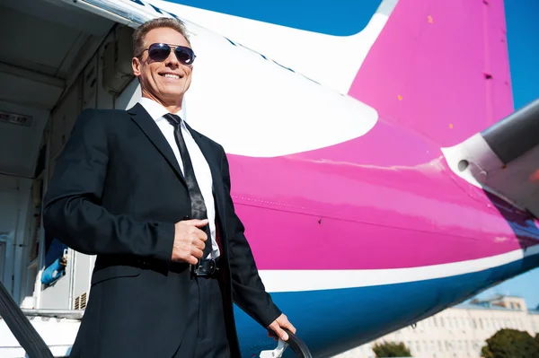 Зрелый бизнесмен выходит из самолета — стоковое фото