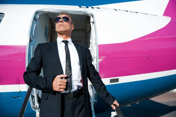 Maturo uomo d'affari scendendo da aereo — Foto Stock