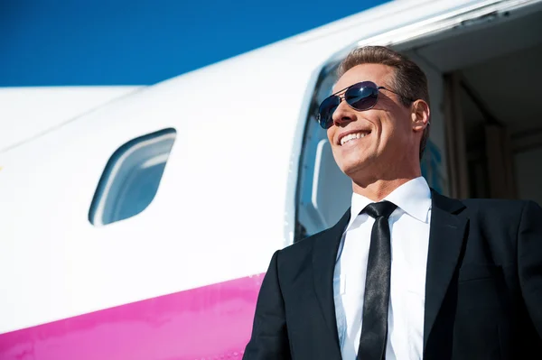 Бизнесмен выходит из самолета — стоковое фото