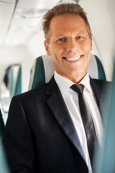 Affärsman som sitter på sin plats i flygplan — Stockfoto