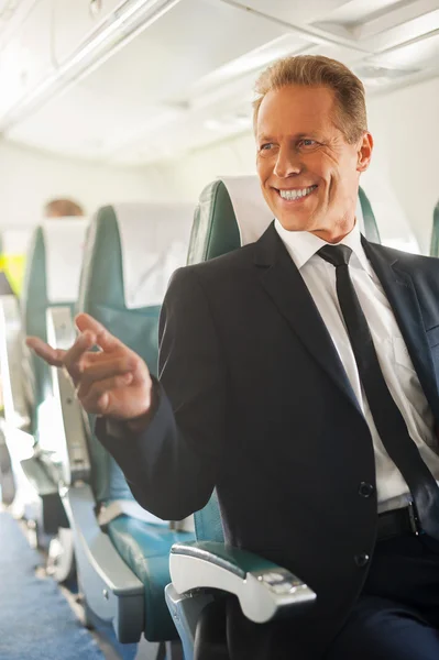 Empresario sentado en su asiento en el avión — Foto de Stock