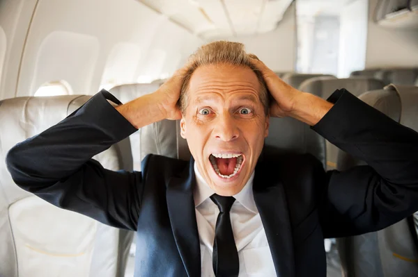 Šokovaný podnikatel v letadle — Stock fotografie