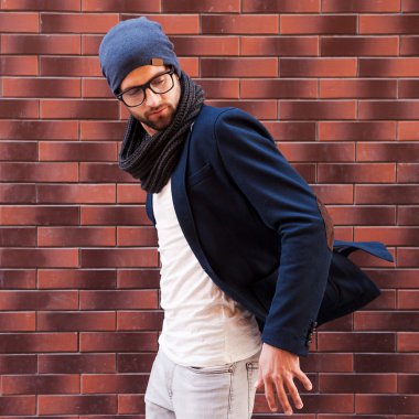 Adam gözlük ceketini ayarlama