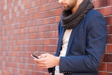 genç adam tutarak cep telefonu