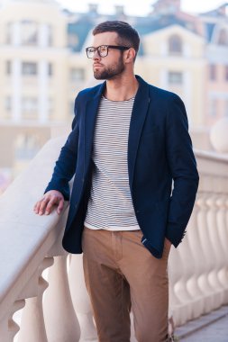 Gözlük yakışıklı genç adam