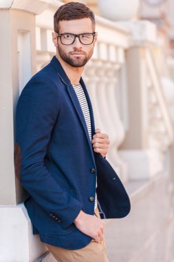 Gözlük ve akıllı ceket genç adam