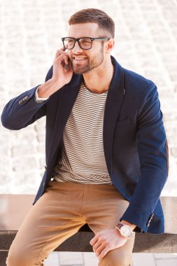 Mobil telefonda konuşurken gözlük erkekte