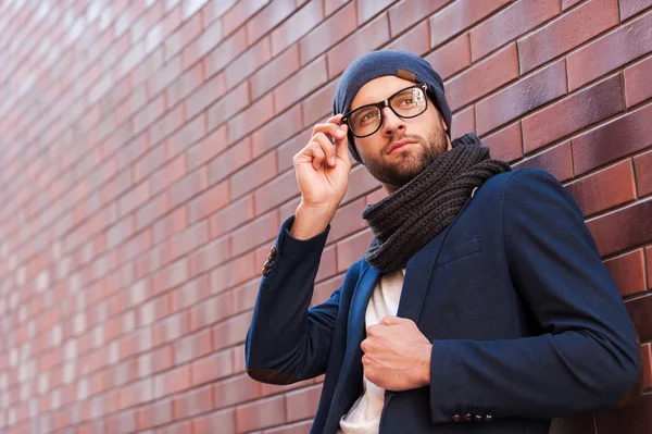 Beau jeune homme ajustant ses lunettes — Photo