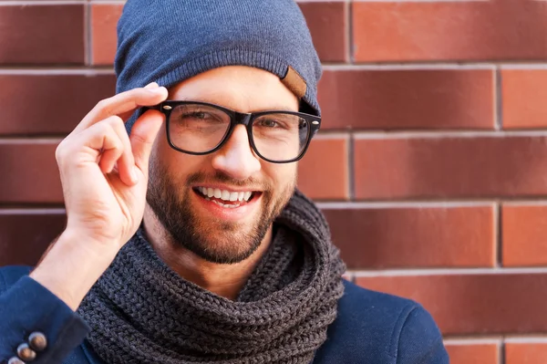 Homem de uso casual inteligente ajustando seus óculos — Fotografia de Stock