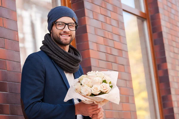 Jovem segurando buquê de flores — Fotografia de Stock