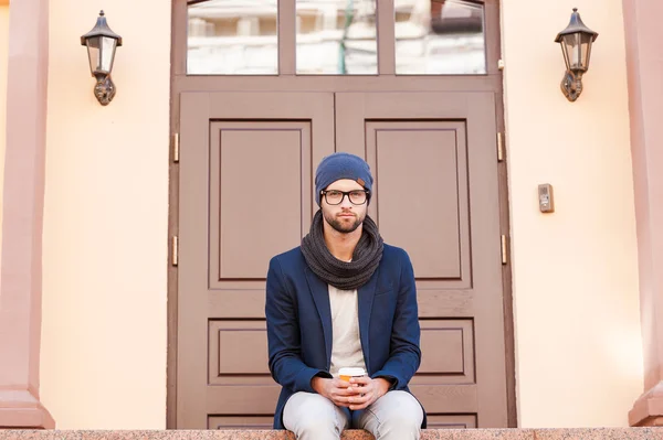 Young man in  casual wear holding coffee cup — Stock Photo, Image