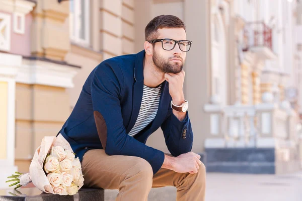 Joven esperando a su novia . — Foto de Stock