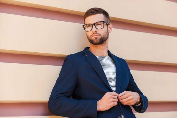 Joven ajustando su chaqueta — Foto de Stock