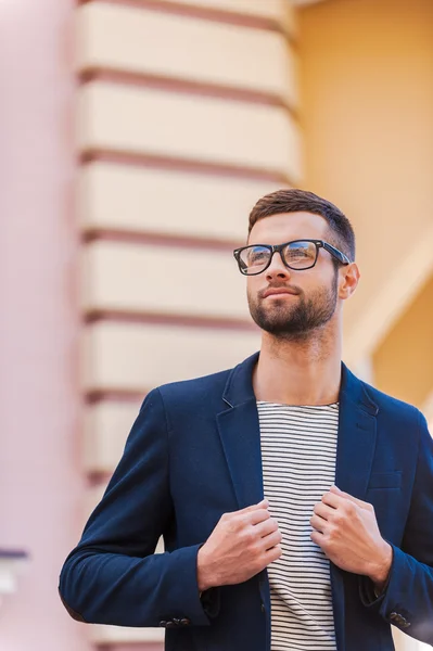 Uomo con gli occhiali che aggiusta la giacca — Foto Stock