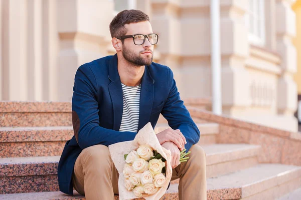 Man in smart jacket holding bouquet — Stock Photo, Image