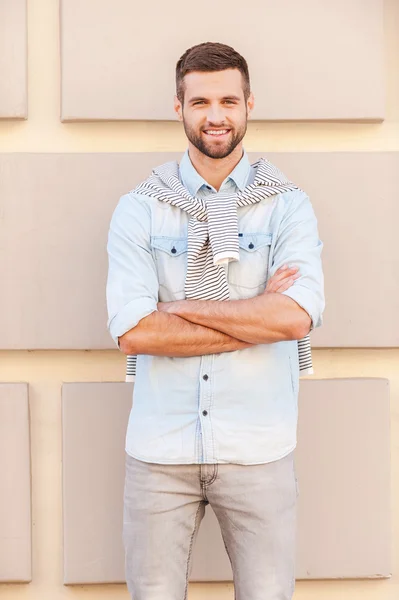 Handsome young man keeping arms crossed — Stock Photo, Image