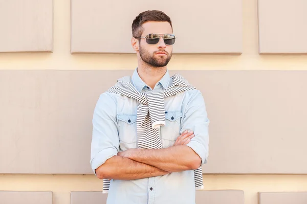 Jeune homme en lunettes de soleil — Photo