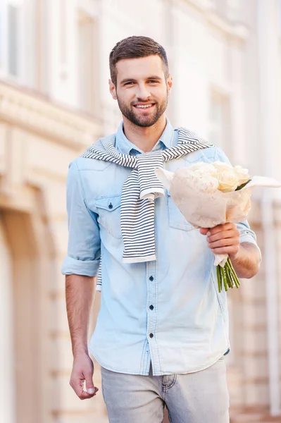 Man bedrijf boeket van bloemen — Stockfoto